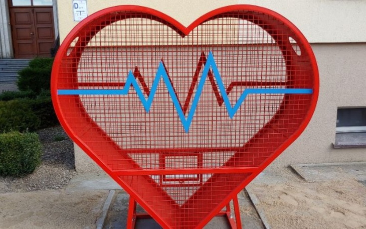 Czerwone serce z linią EKG w tle.