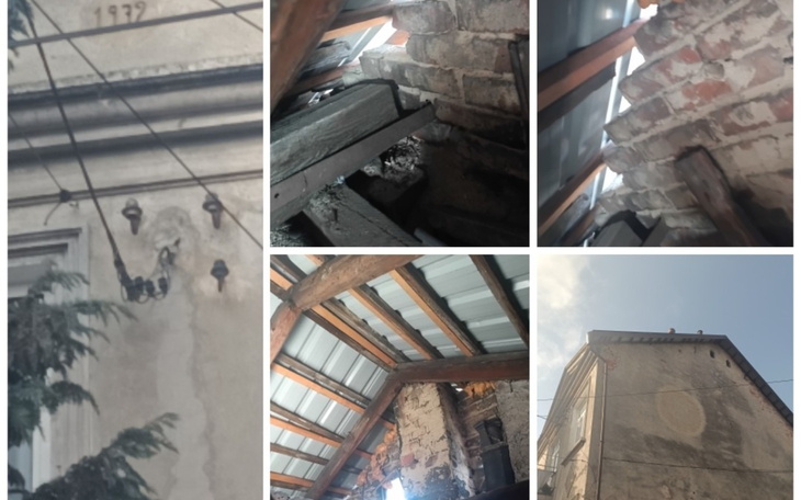 Zniszczony dach budynku z widocznymi uszkodzeniami.