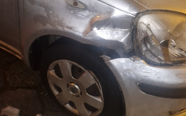 Uszkodzony samochód z wgnieceniem na przednim błotniku.