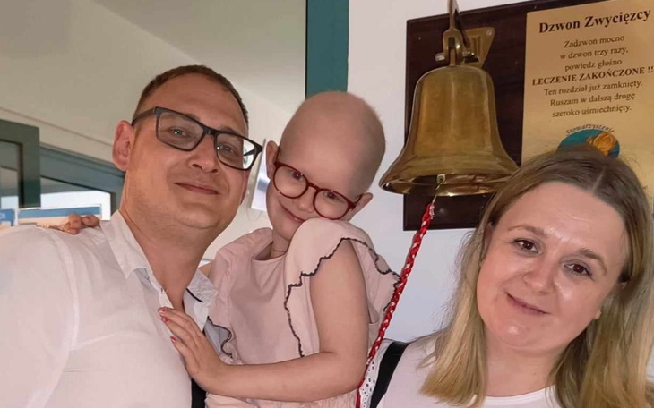 Rodzina z dzieckiem w szpitalu, radość po zakończeniu leczenia.