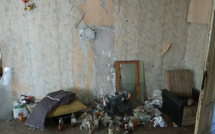 Zaniedbany pokój z bałaganem i śmieciami.