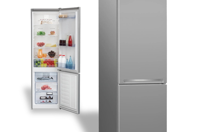 Nowoczesna lodówka z pełnym wnętrzem, wypełniona jedzeniem.