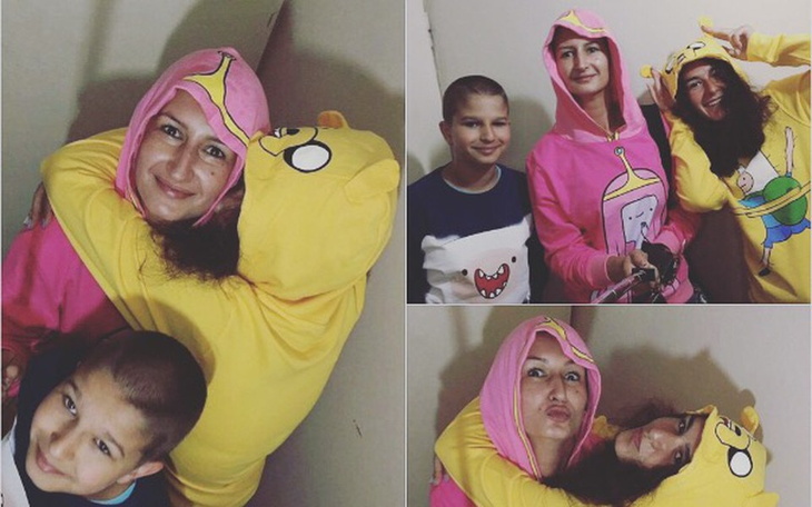 Rodzina w kolorowych bluzach, uśmiechnięte twarze.