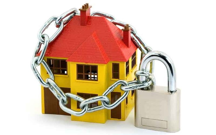 Zamknięty dom z kłódką i łańcuchem.