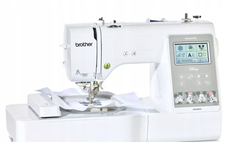 Maszyna do szycia z nowoczesnym wyświetlaczem.