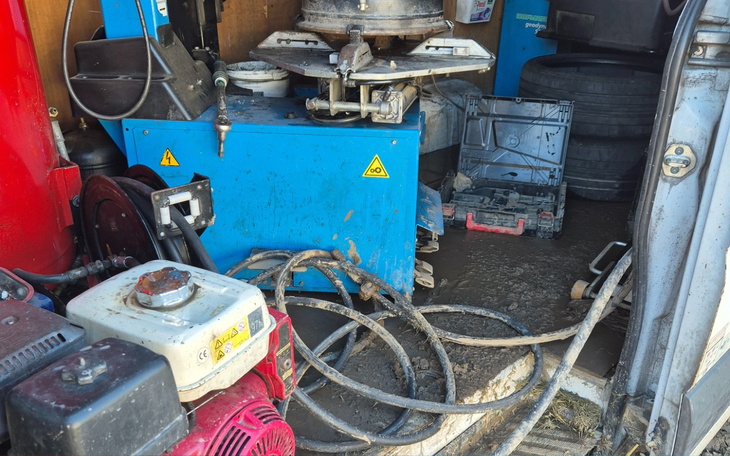 Złożony sprzęt w warsztacie, z widocznymi narzędziami.