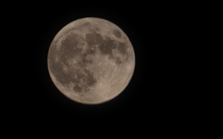 Pełnia Księżyca na nocnym niebie, jasna i wyraźna.