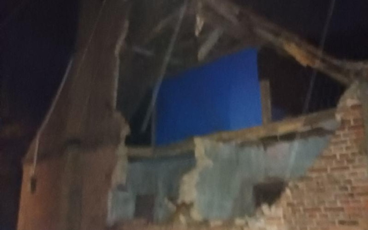 Zniszczony budynek z odsłoniętym dachem.