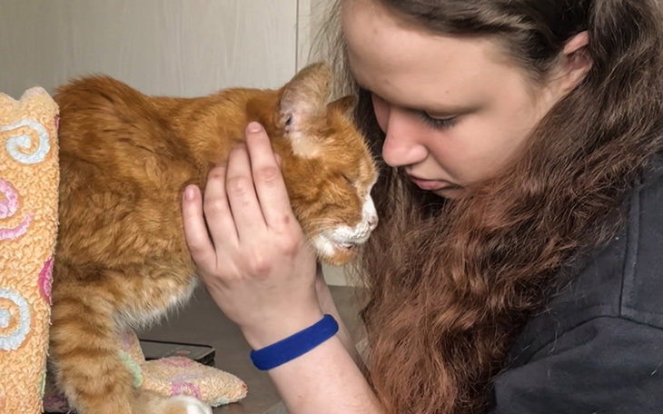 Dziewczyna przytulająca rudzielca.