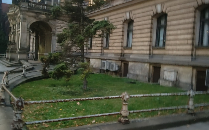 Widok na zewnętrzną część zabytkowego budynku.