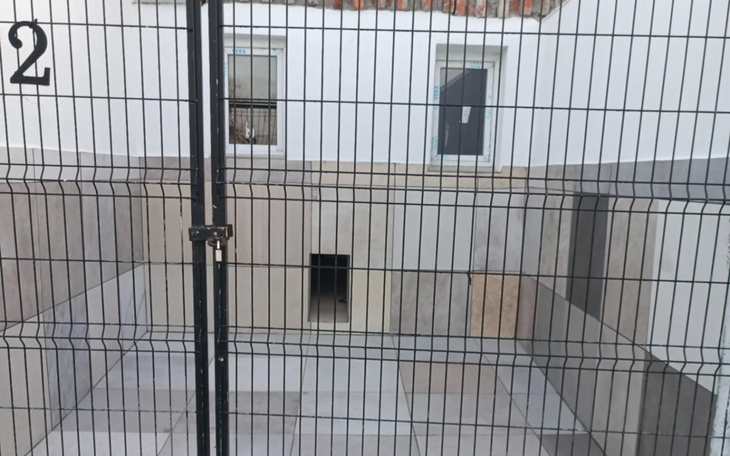 Ogrodzenie z siatki, widok na zamkniętą przestrzeń.