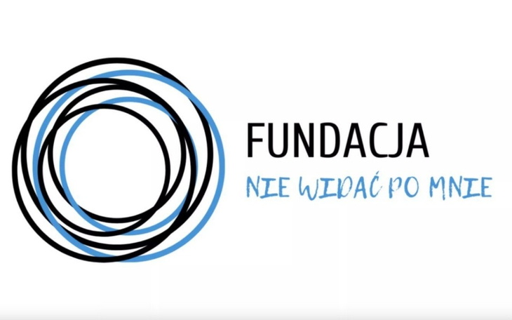 Logo fundacji z niebieskimi okręgami i napisem.