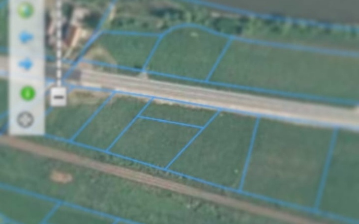 Zamglony widok na działki, z nieczytelnymi granicami na mapie.