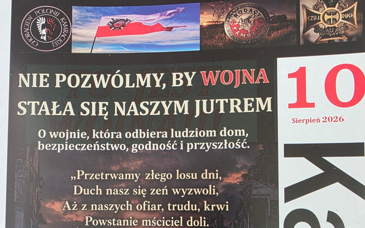 Góra zdjęcie z lasu, droga wśród drzew
