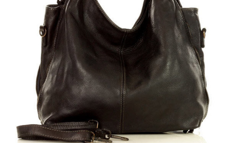 Czarna skórzana torba na białym tle.