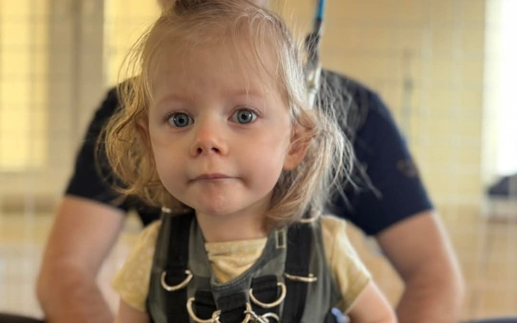 Mała dziewczynka z ciekawym wyrazem twarzy.