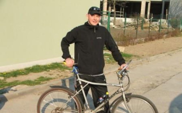 Mężczyzna na rowerze, gotowy do jazdy.