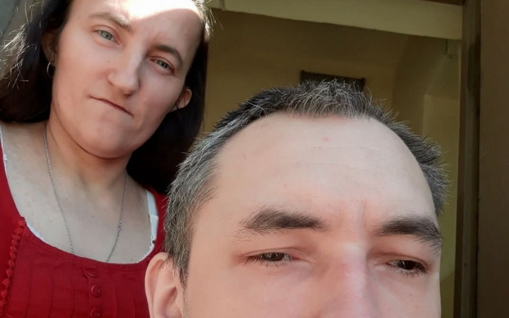 Para ludzi w zbliżeniu, selfie na tle drzwi.