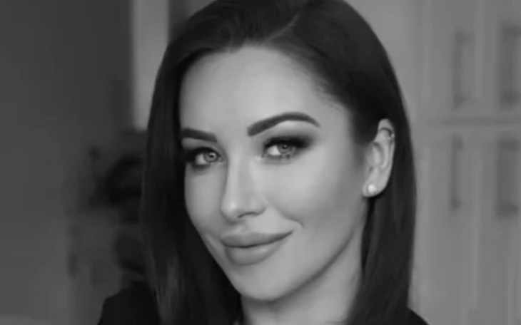 Portret kobiety z makijażem, uśmiechającej się do obiektywu.