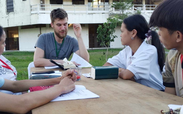 Spotkanie grupy, dyskusja na temat projektu w plenerze.