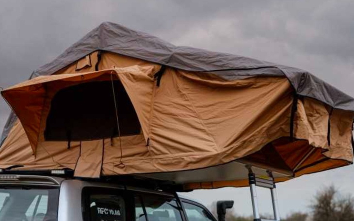 Namiot dachowy zamontowany na samochodzie, gotowy do użycia.