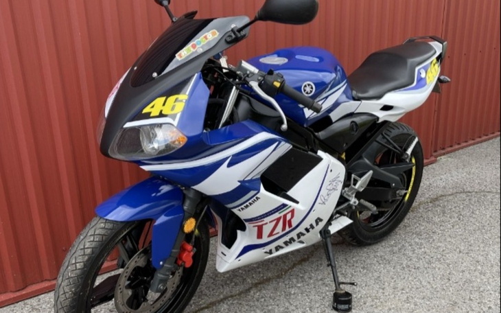 Motocykl Yamaha TZR w niebiesko-białych kolorach.