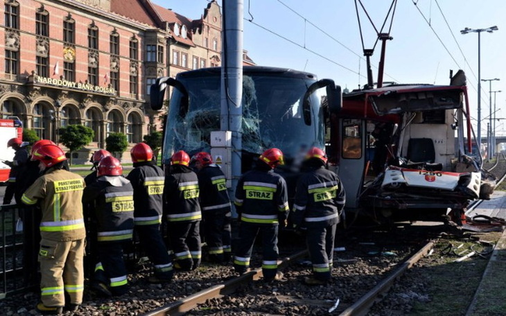 Zbiórka Autokar wjechał w tramwaj - zdjęcie główne