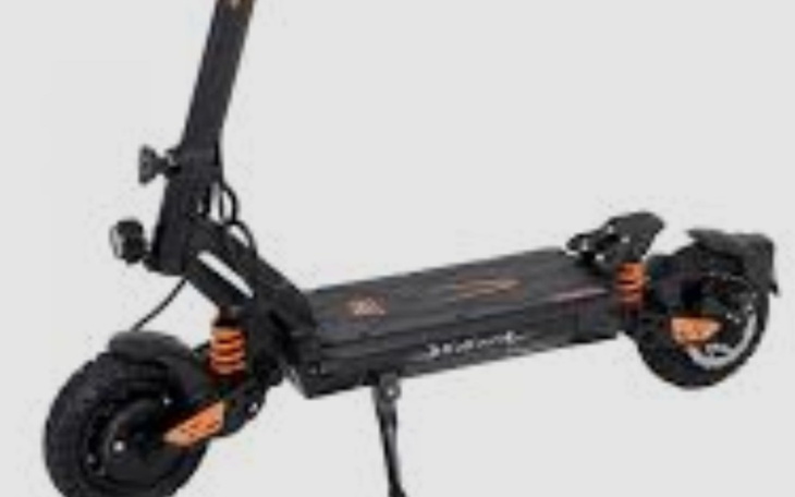 Nowoczesna hulajnoga elektryczna z dużymi kołami.