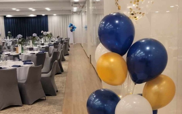 Dekoracje balonowe w eleganckiej sali na przyjęcie.