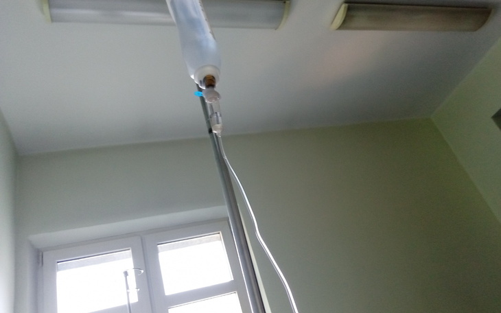 Kroplówka w szpitalu, widok z góry.
