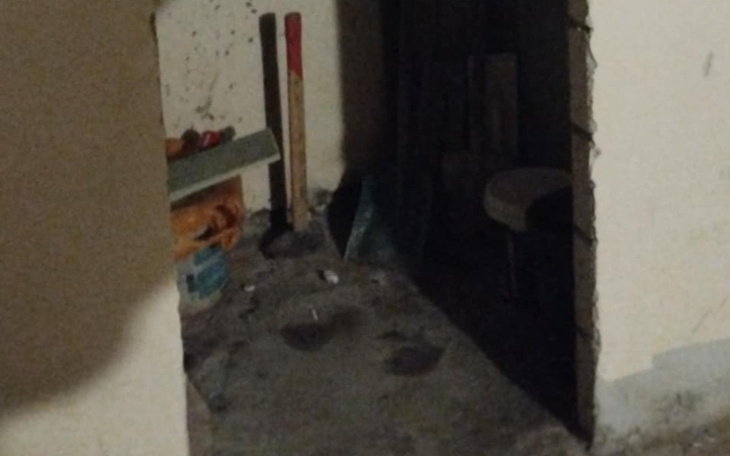 Zniszczona przestrzeń z narzędziami i brudem.