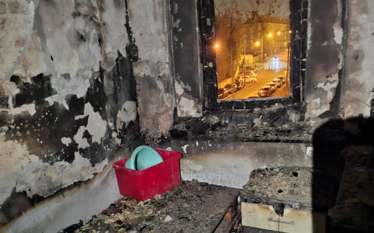 Zniszczone wnętrze budynku z widokiem na ulicę przez okno.