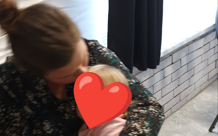 Mama całuje dziecko, wyrażając miłość.