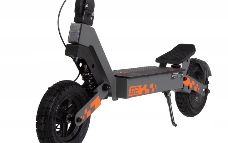 Nowoczesna hulajnoga elektryczna z dużymi kołami.