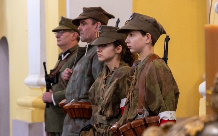 Czterech żołnierzy w mundurach podczas ceremonii.
