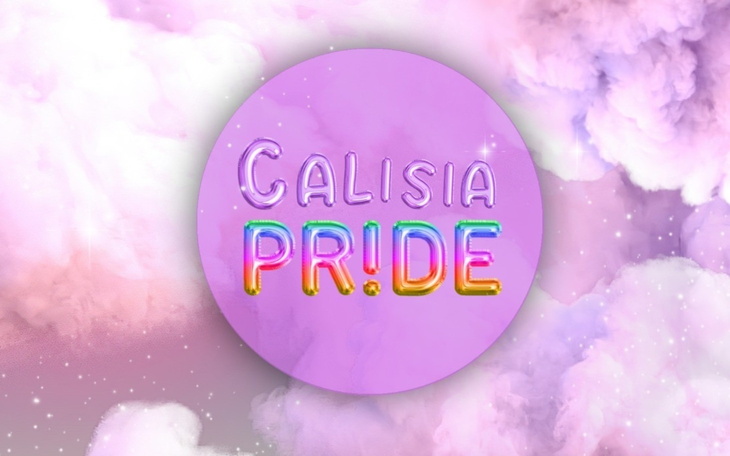 Kolorowy napis 'CALISIA PRIDE' na tle chmur.