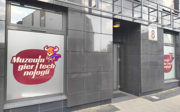 Wejście do Muzeum Gier Technologii z kolorowym logo.
