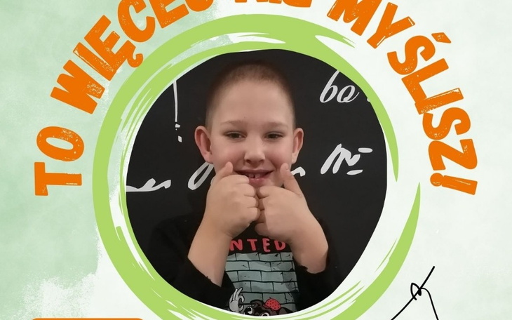 Chłopiec z uśmiechem pokazujący kciuki w górę, z napisem motywacyjnym.