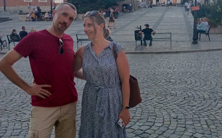 Para na tle miejskiego krajobrazu, spędzająca czas razem.