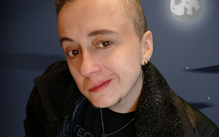 Portret osoby w czarnej kurtce na tle nocnego nieba.