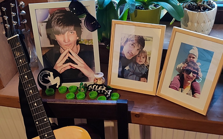 Rodzinne zdjęcia na stole z gitarą i roślinami.