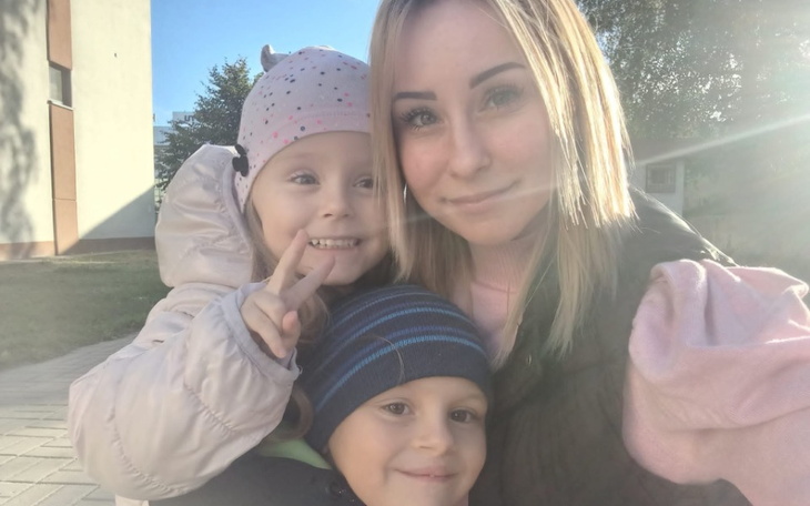 Rodzina na świeżym powietrzu, uśmiechnięte dzieci z mamą.