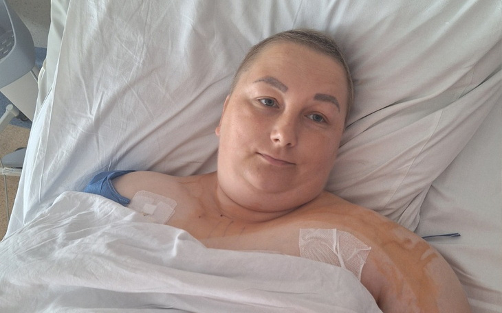 Osoba w szpitalnym łóżku, z widocznymi opatrunkami na ciele.