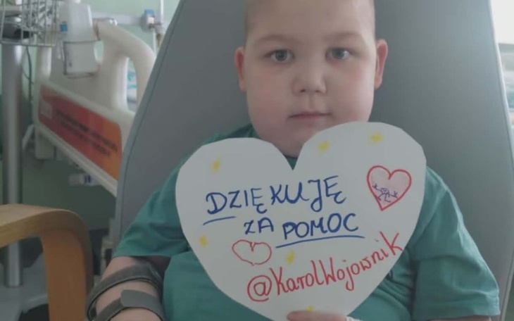 Chłopiec trzymający serce z podziękowaniami za pomoc.