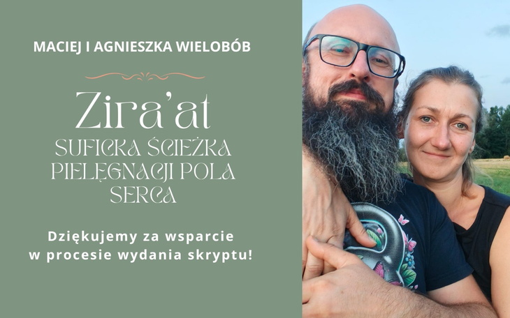 Kobieta trzyma na ramionach dziecko podczas letniego spaceru