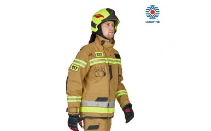 Strażak w nowoczesnym mundurze ochronnym, gotowy do akcji.