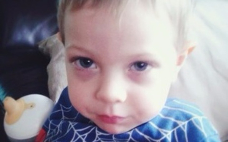 Chłopiec z poważnym wyrazem twarzy.