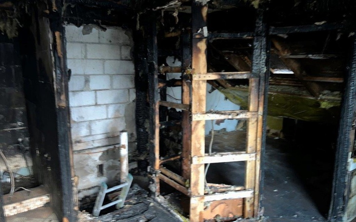 Zniszczone wnętrze budynku po pożarze.