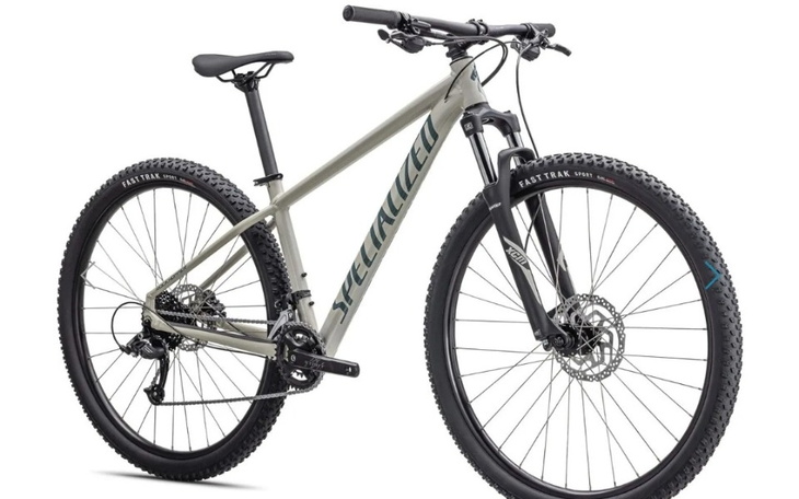 Rower górski marki Specialized, gotowy do jazdy w terenie.