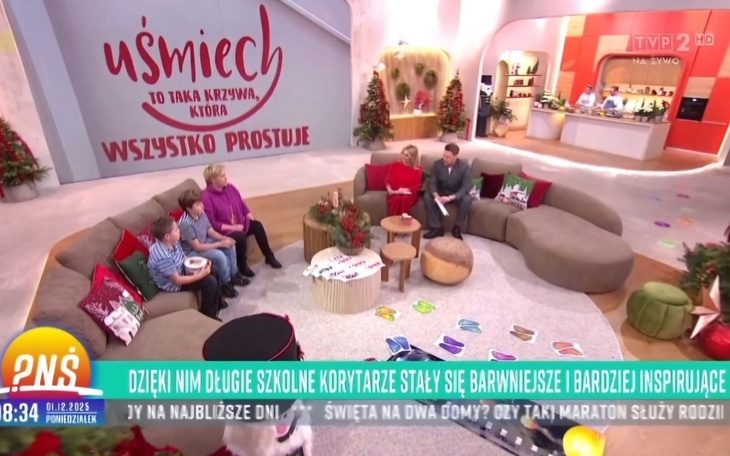 Dzieci w kolorowych ubraniach bawią się na podwórku.